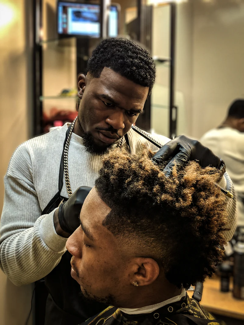 Un barbier coupant les cheveux d’un client