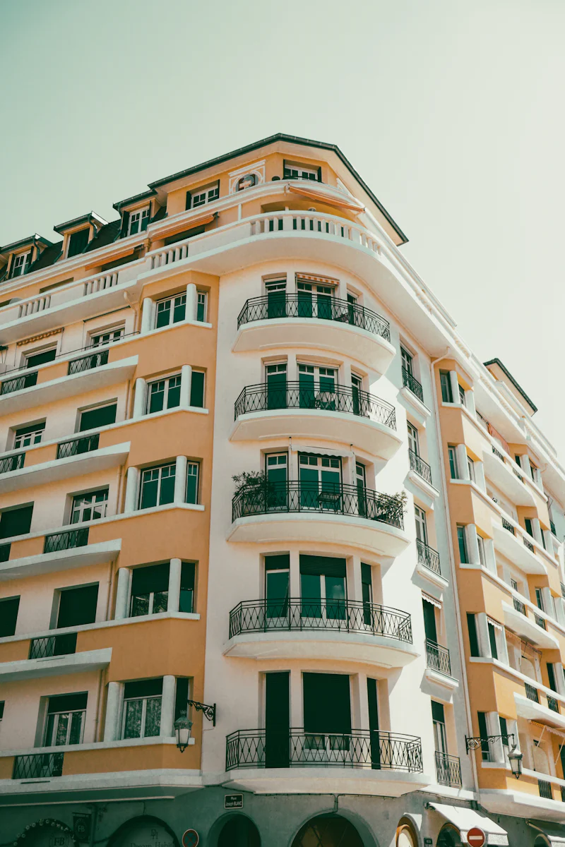 Un immeuble d’habitation avec balcons